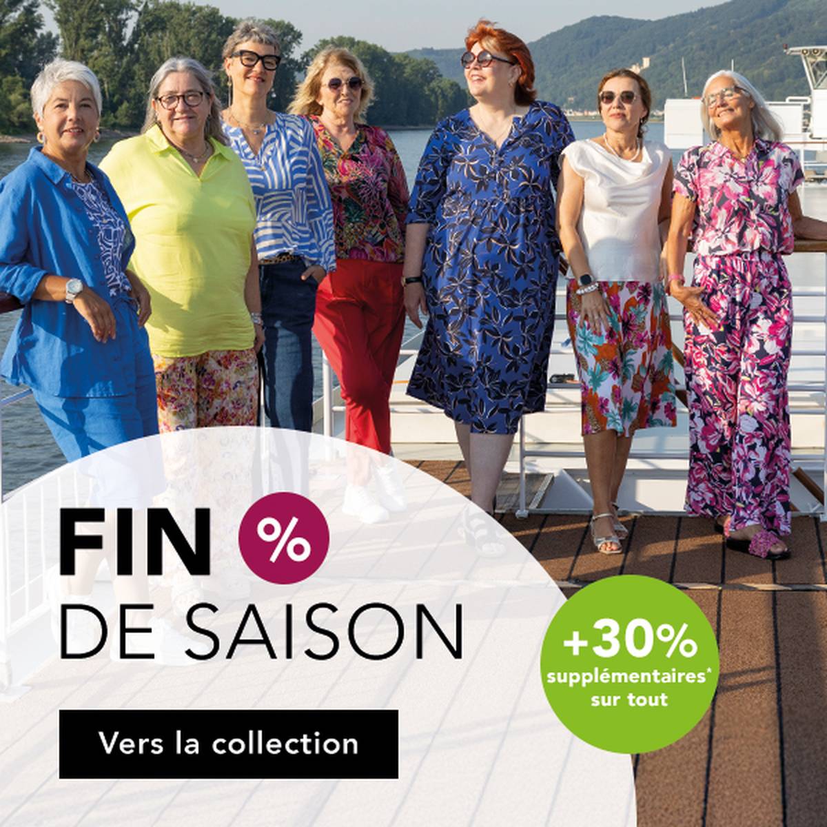  Un groupe de femmes vêtues de robes colorées profitant d'une journée ensoleillée sur le pont d'un bateau de croisière, avec une bannière promotionnelle annonçant les soldes de fin de saison.