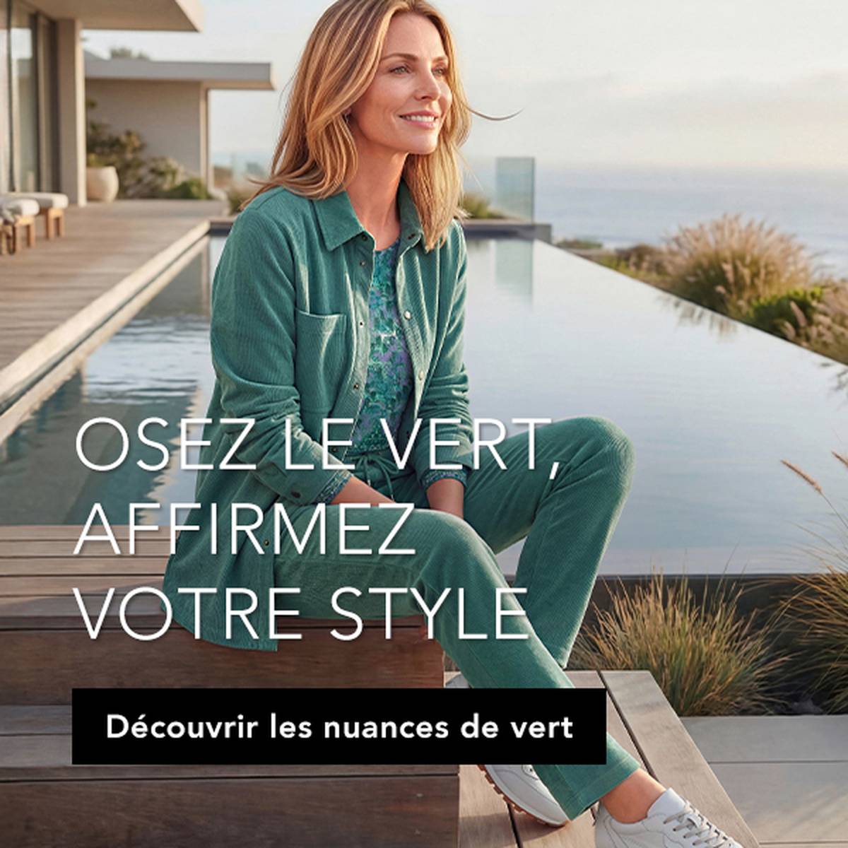 Une femme vêtue d'une veste matelassée bordeaux et d'un pantalon gris marchant en plein air, avec des arbres aux couleurs de l'automne en arrière-plan.