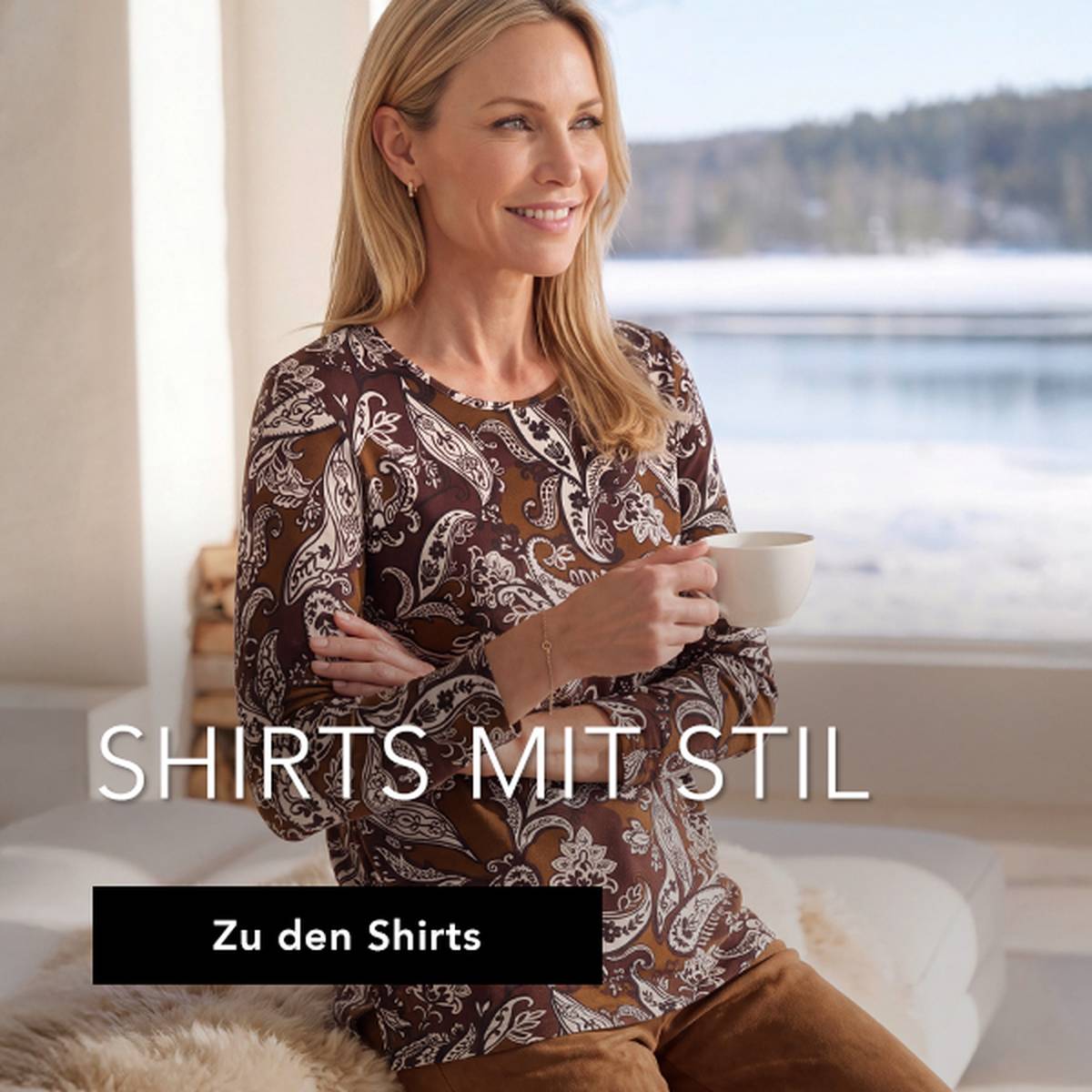 Frau in stilvollem Oberteil genießt Kaffee mit Blick auf verschneite Landschaft. Text: "Shirts mit Stil".