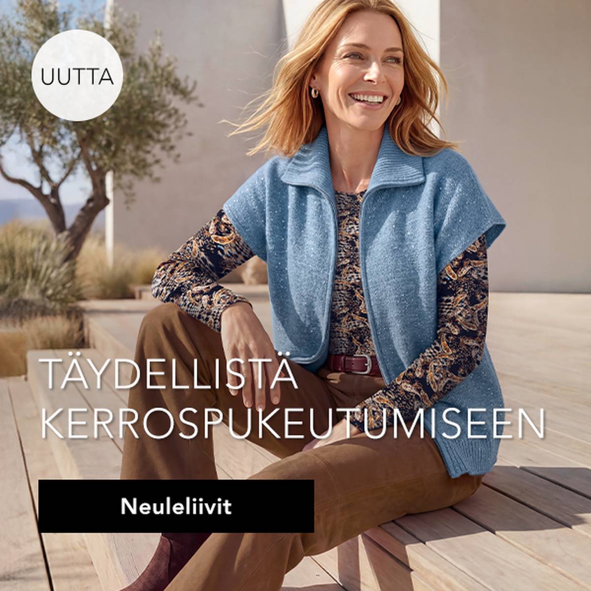  Nainen, jolla on kerrospukeutuminen, istuu ulkona hymyillen. Tekstissä lukee ”Täydellinen kerrospukeutumiseen” ja ”Neuleet”. Aurinkoinen päivä ja moderni ympäristö.