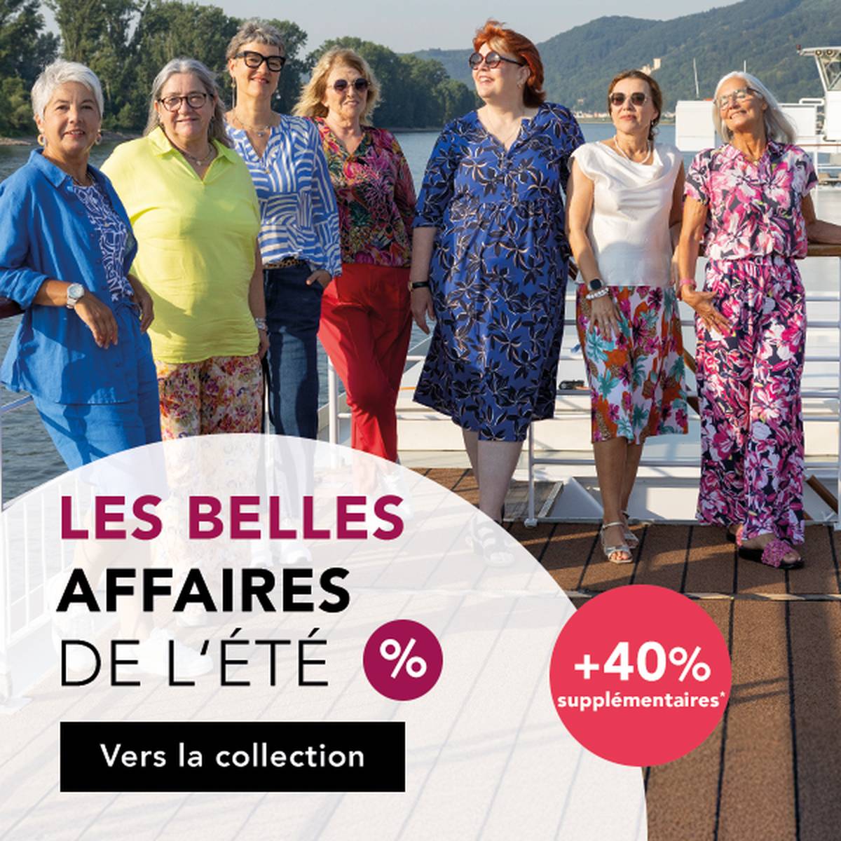  Un groupe de femmes vêtues de robes colorées profitant d'une journée ensoleillée sur le pont d'un bateau de croisière, avec une bannière promotionnelle annonçant les soldes de fin de saison.