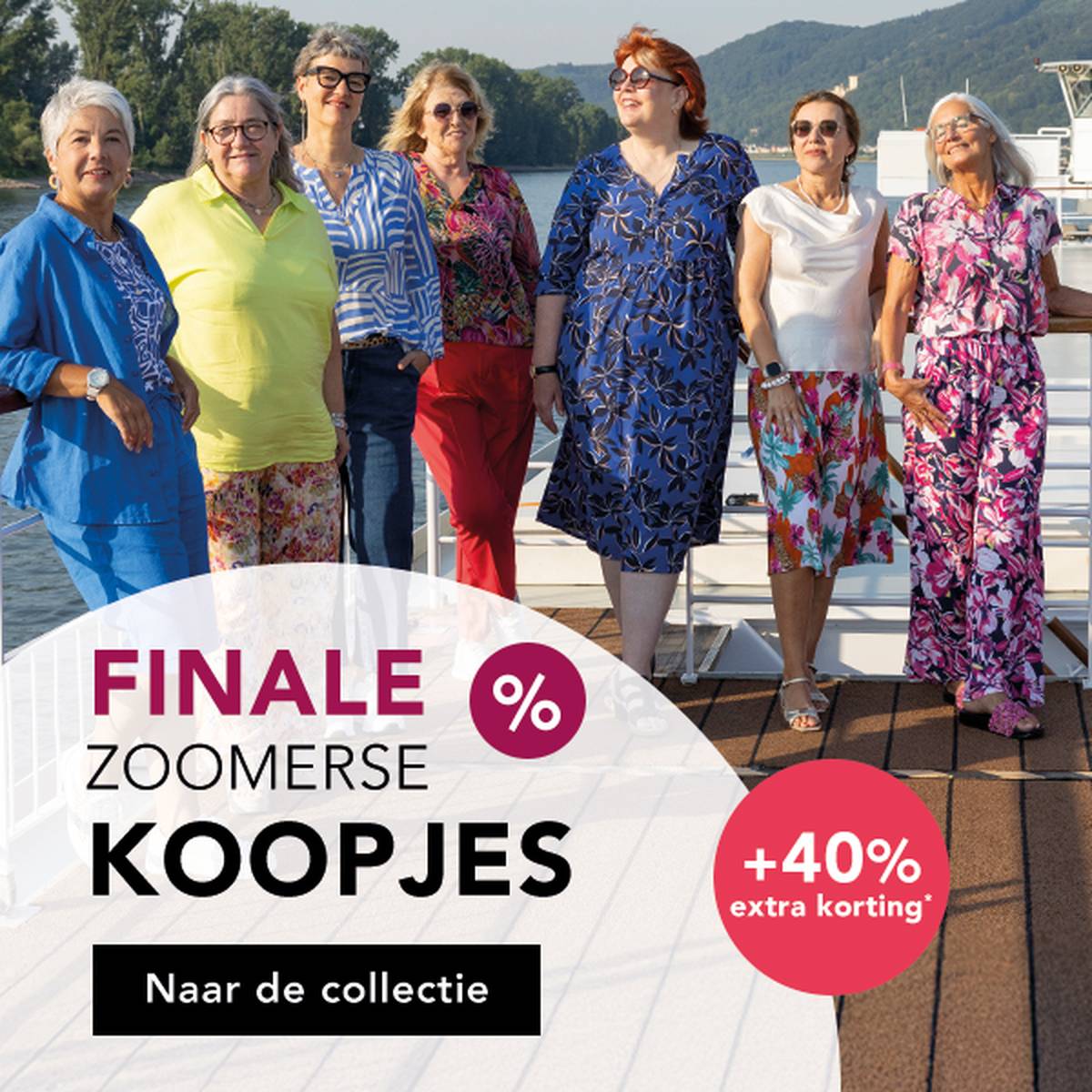  Een groep vrouwen in kleurrijke jurken geniet van een zonnige dag op het dek van een cruiseschip, met een reclamebanner voor een uitverkoop ter afsluiting van het seizoen.