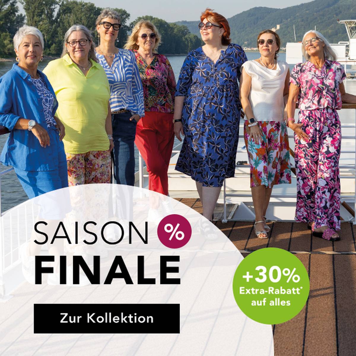  Eine Gruppe von Frauen in bunten Kleidern genießt einen sonnigen Tag auf dem Deck eines Kreuzfahrtschiffes, im Hintergrund ist ein Werbebanner für einen Saisonabschluss-Sale zu sehen.