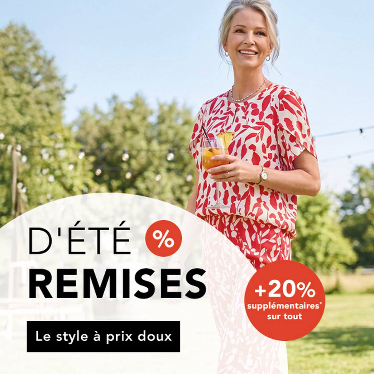  Une femme vêtue d'une tenue festive rouge et blanche, tenant un verre à la main, à l'extérieur. Une bannière annonçant les soldes d'été propose jusqu'à 70 % de réduction.
