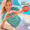  Femme souriante vêtue d'un t-shirt à motifs au bord d'une piscine, formant un cœur avec ses mains. Superposition d'une publicité promotionnelle indiquant les réductions.