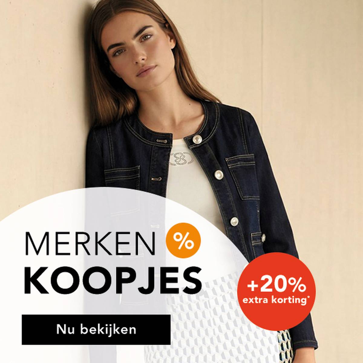 Een vrouw in een elegant donker jasje naast een reclametekst waarin 20% extra korting op de uitverkoop wordt aangeprezen, inclusief merkproducten.