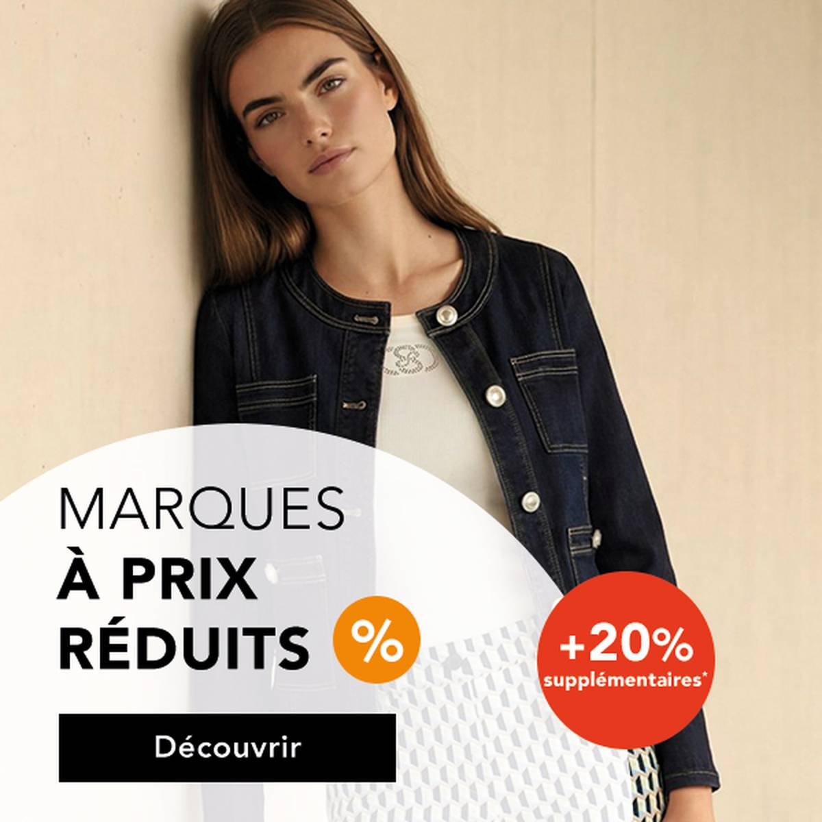 Une femme vêtue d'une élégante veste sombre, à côté d'un texte publicitaire annonçant une remise supplémentaire de 20 % sur les articles en solde, y compris les produits de marque.