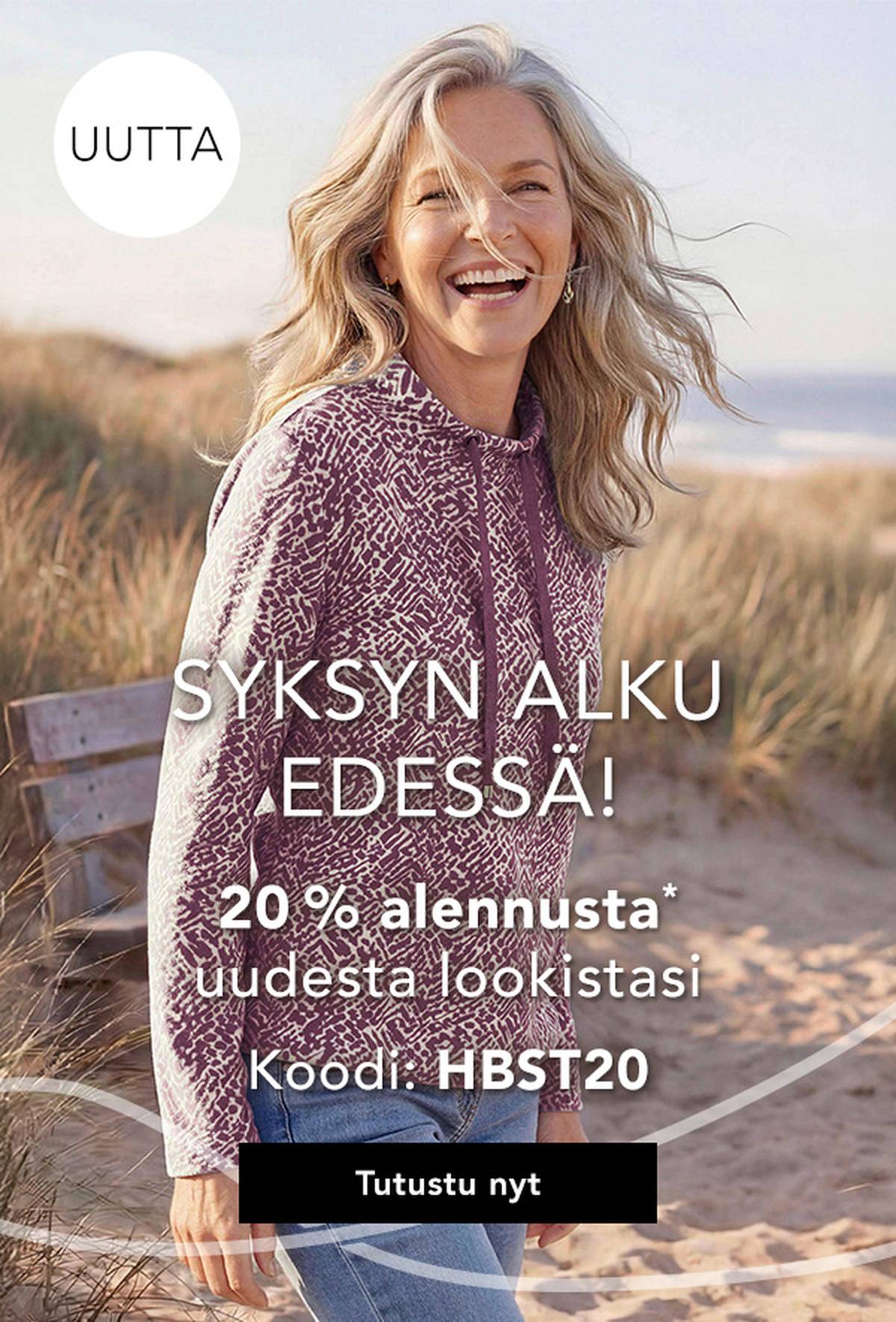 Hymyilevä nainen pehmeässä neulepuserossa rannalla, lisäksi teksti, joka mainostaa syysalennusmyyntiä 20 %:n alennuksella tarjouskoodia käytettäessä.