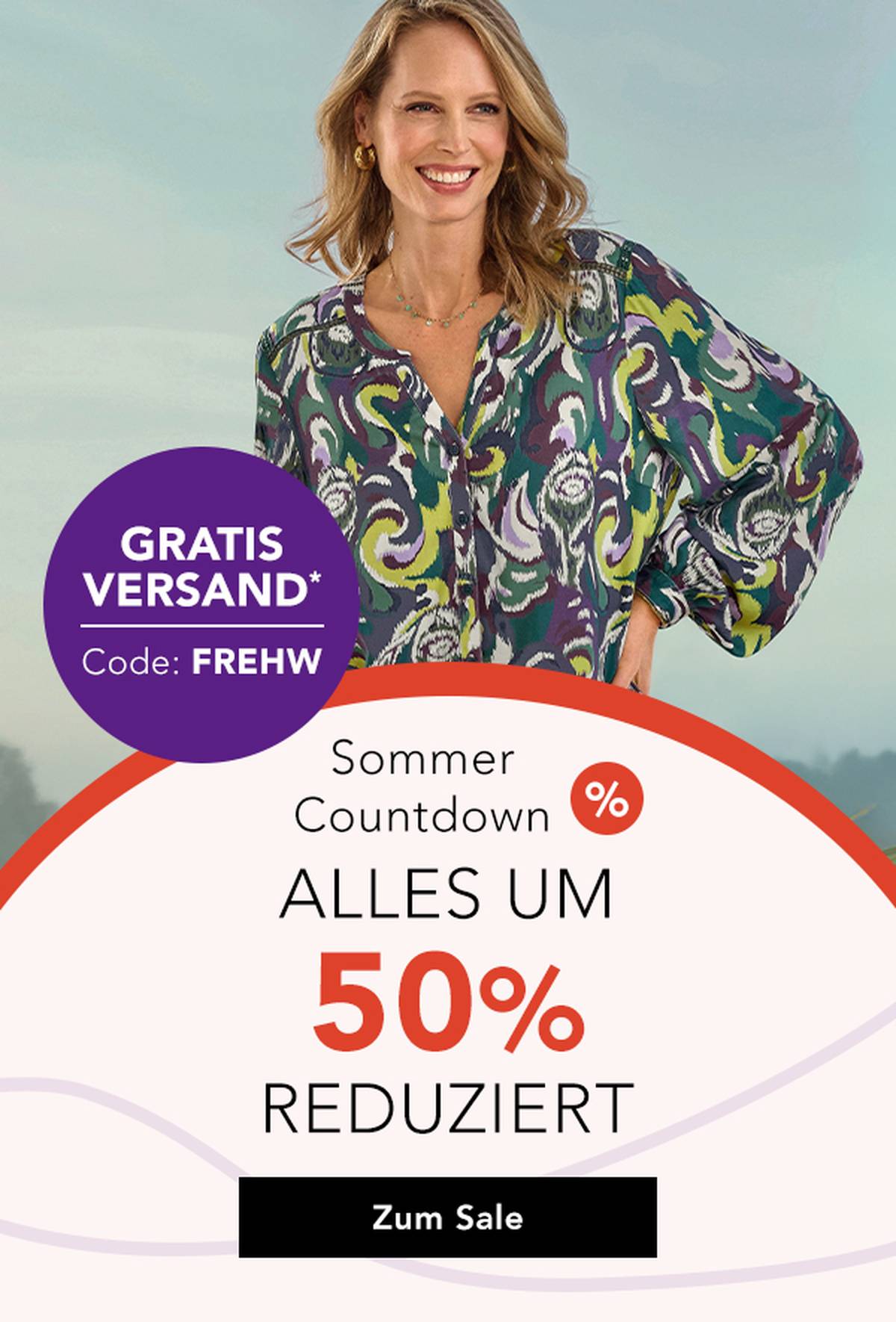  Eine lächelnde Frau in einer bunten Bluse neben einem „Summer Countdown“-Sonderverkaufs-Banner, das 50 % Rabatt und kostenlosen Versand verspricht.
