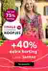  Een vrouw die glimlacht bij een zwembad, gekleed in een kleurrijke top en een spijkerbroek. Tekst: "Seizoensfinale", kortingen tot 75%, 40% extra korting met de code.