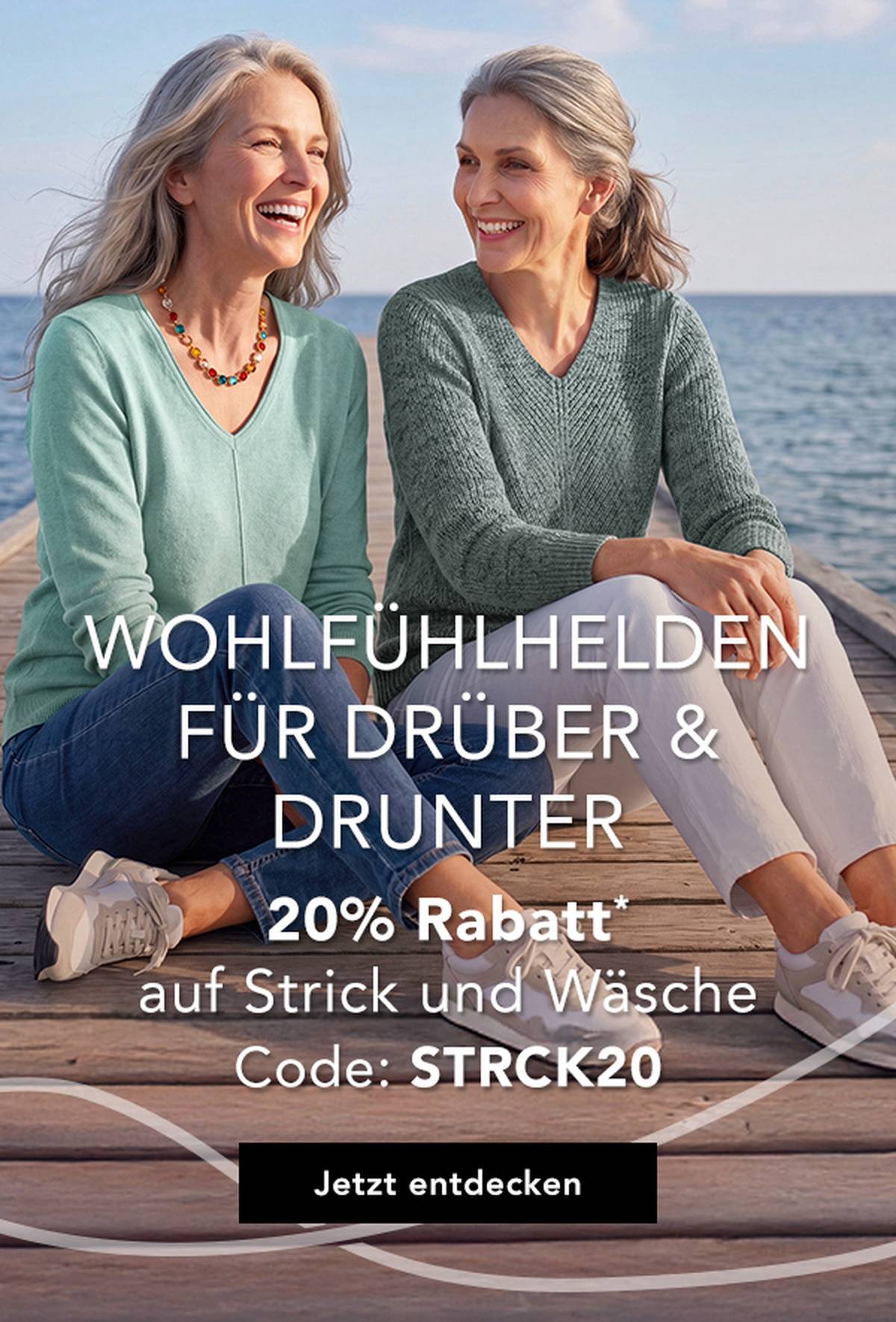 Zwei lächelnde Frauen sitzen auf einem Steg am Meer und tragen legere, bequeme Kleidung, die für kühles Wetter geeignet ist. Ein Text am Rand wirbt für einen Rabatt auf Strickwaren und Unterwäsche.