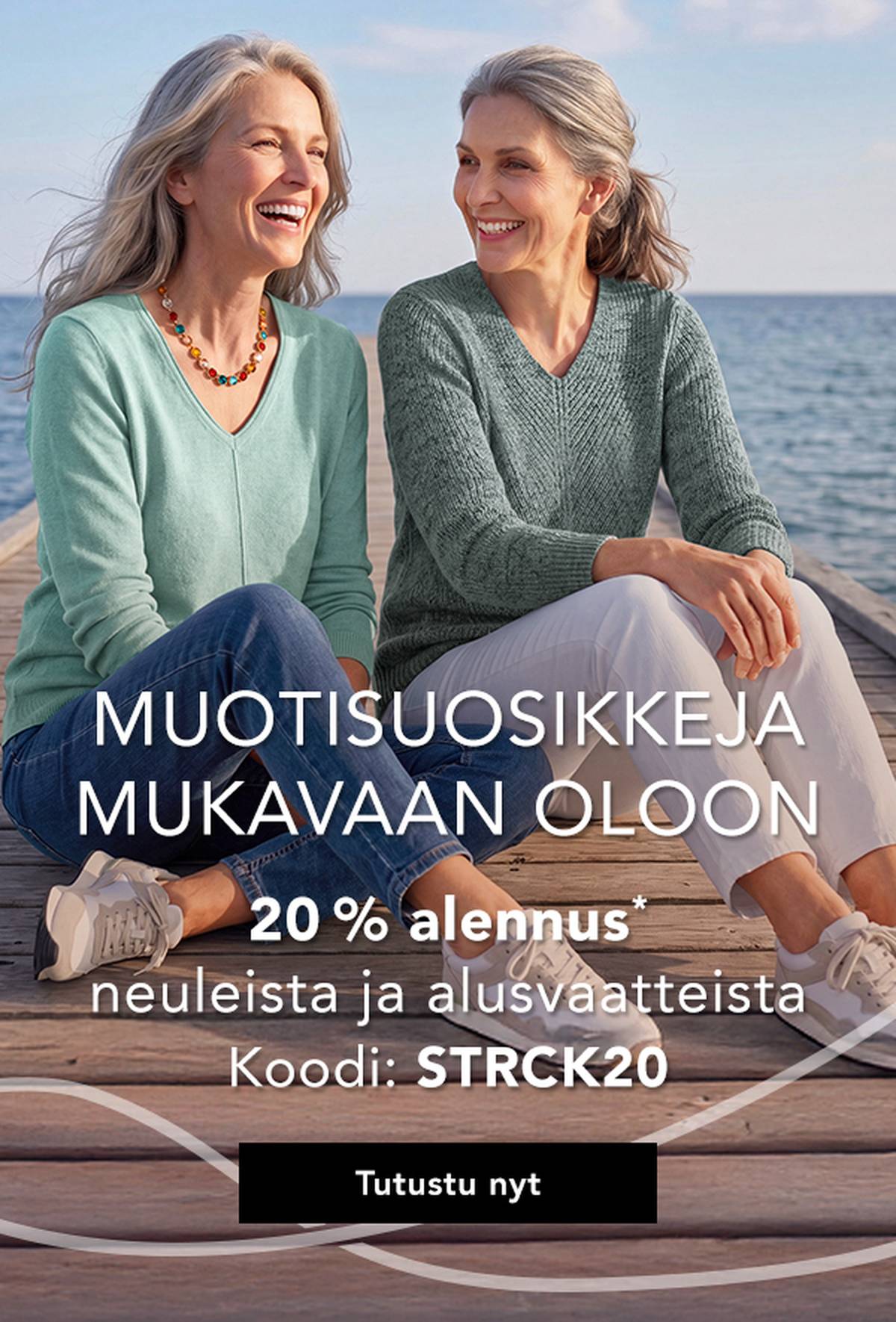 Kaksi hymyilevää naista istuu merenrantalaiturilla, yllään rentoja ja mukavia vaatteita, jotka sopivat viileään säähän. Sivussa oleva teksti mainostaa alennusta neuleista ja alusvaatteista.