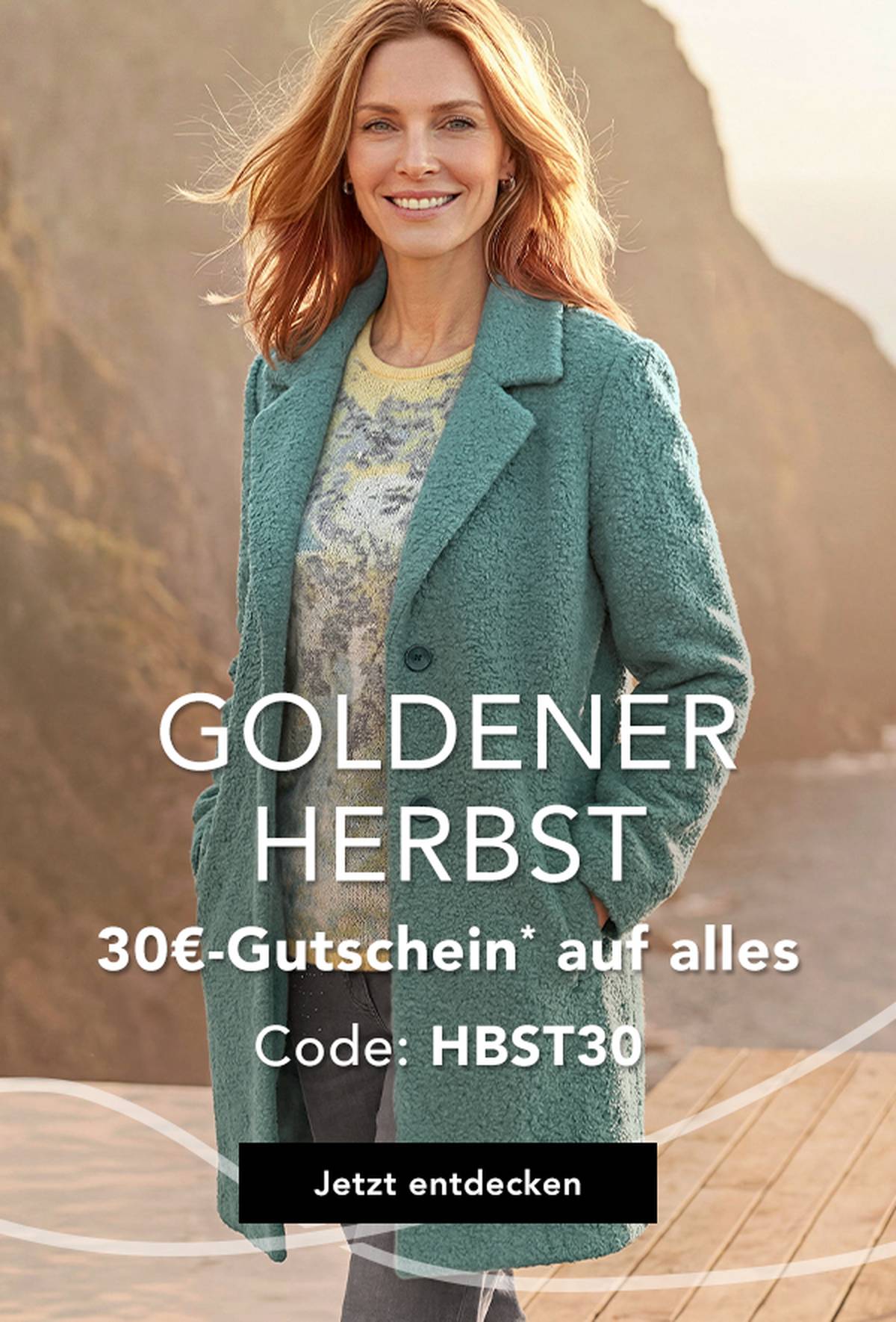 Eine Frau in einem blaugrünen Mantel lächelt vor einer Klippe, daneben ist ein Text zu sehen, der einen Herbstgutschein ankündigt.