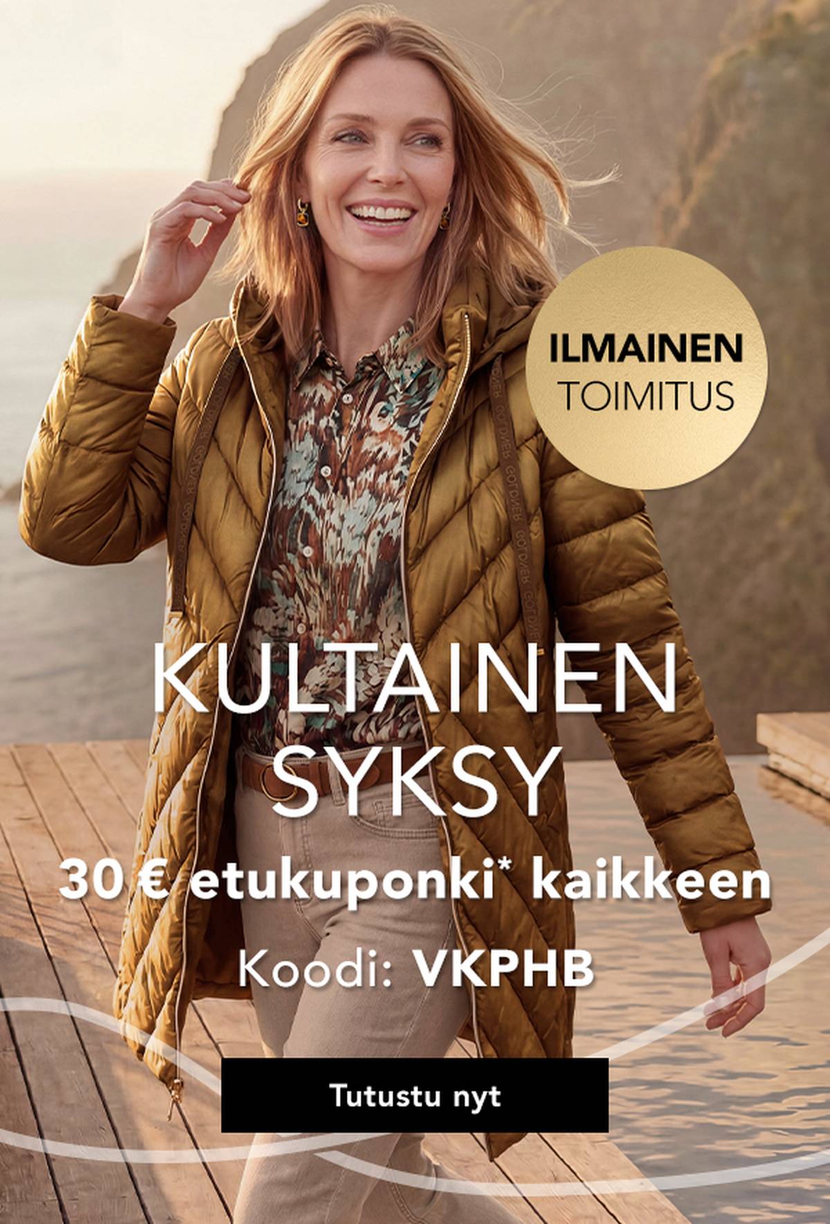 Tyylikkäästi syksyisesti pukeutunut nainen hymyilee ulkona takin ja kuviollisen paidan päällä. Teksti: ”Kultainen syksy” ja lahjakorttitarjous.