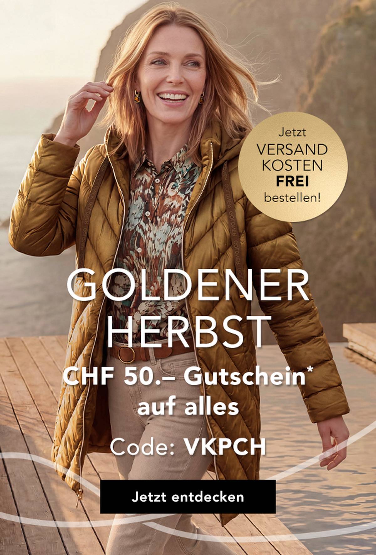 Frau in stilvoller Herbstmode, lächelnd im Freien, mit einer Jacke und gemustertem Hemd. Text: "Goldener Herbst" und Gutscheinangebot.