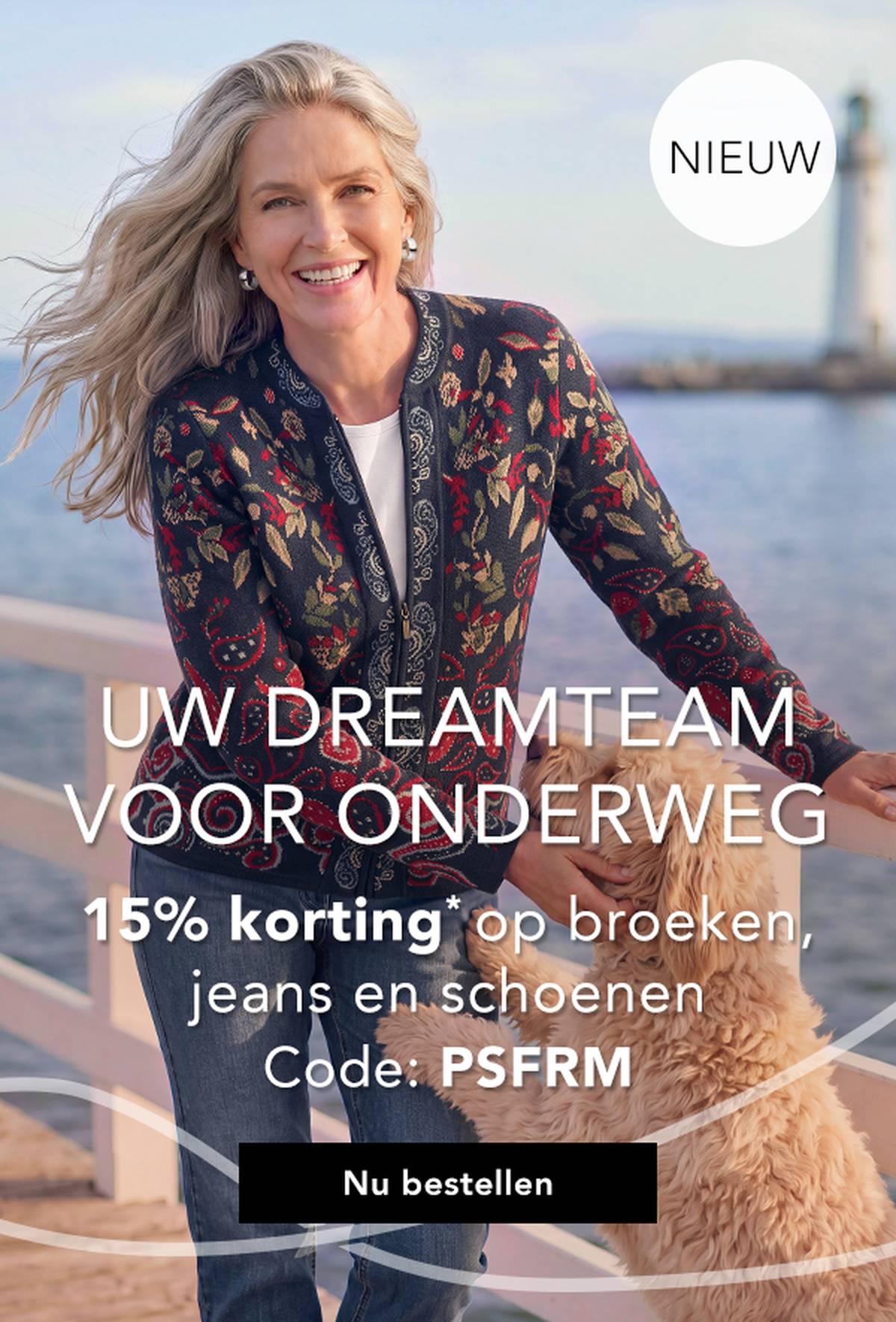 Vrouw die glimlachend met haar hond over een pier aan zee loopt. In de tekst wordt een korting van 15% aangeboden op broeken, jeans en schoenen met een promotiecode.