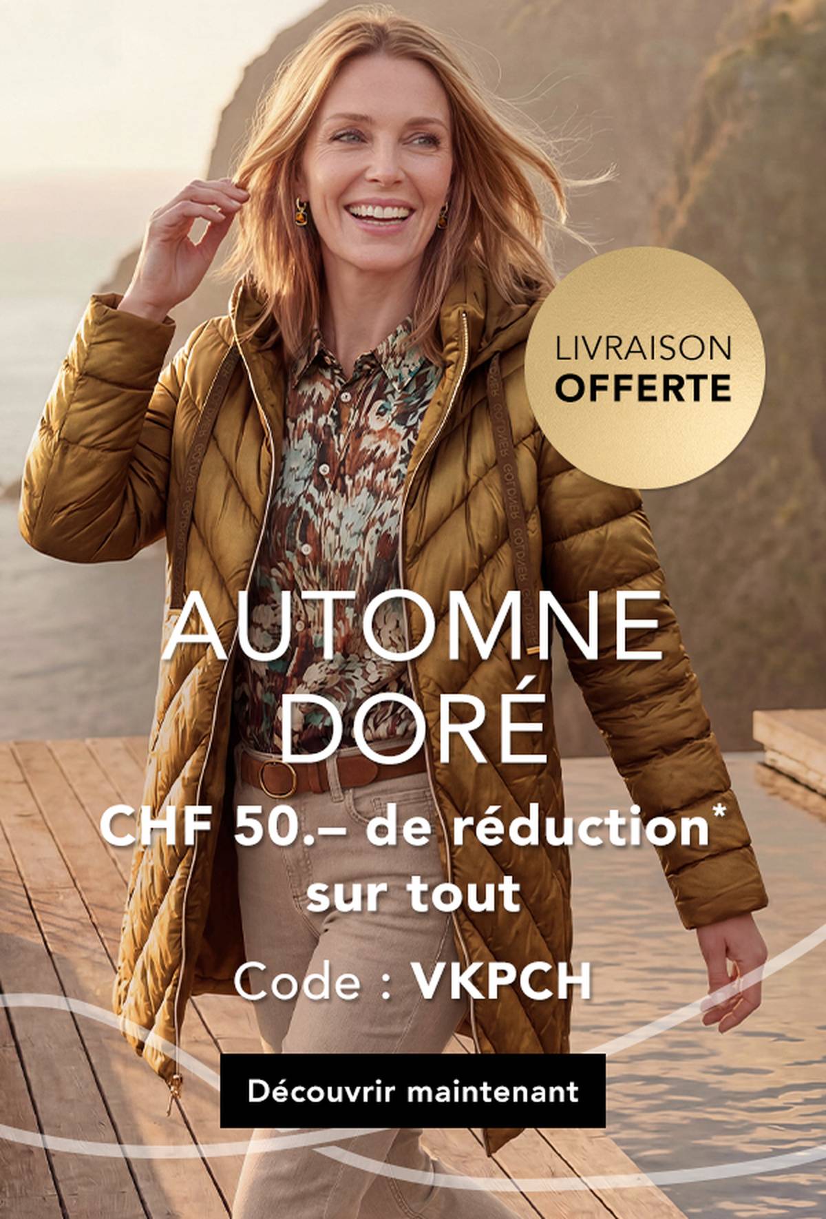 Femme vêtue d'une tenue d'automne élégante, souriante en plein air, portant une veste et une chemise à motifs. Texte : « Automne doré » et offre de bon d'achat.