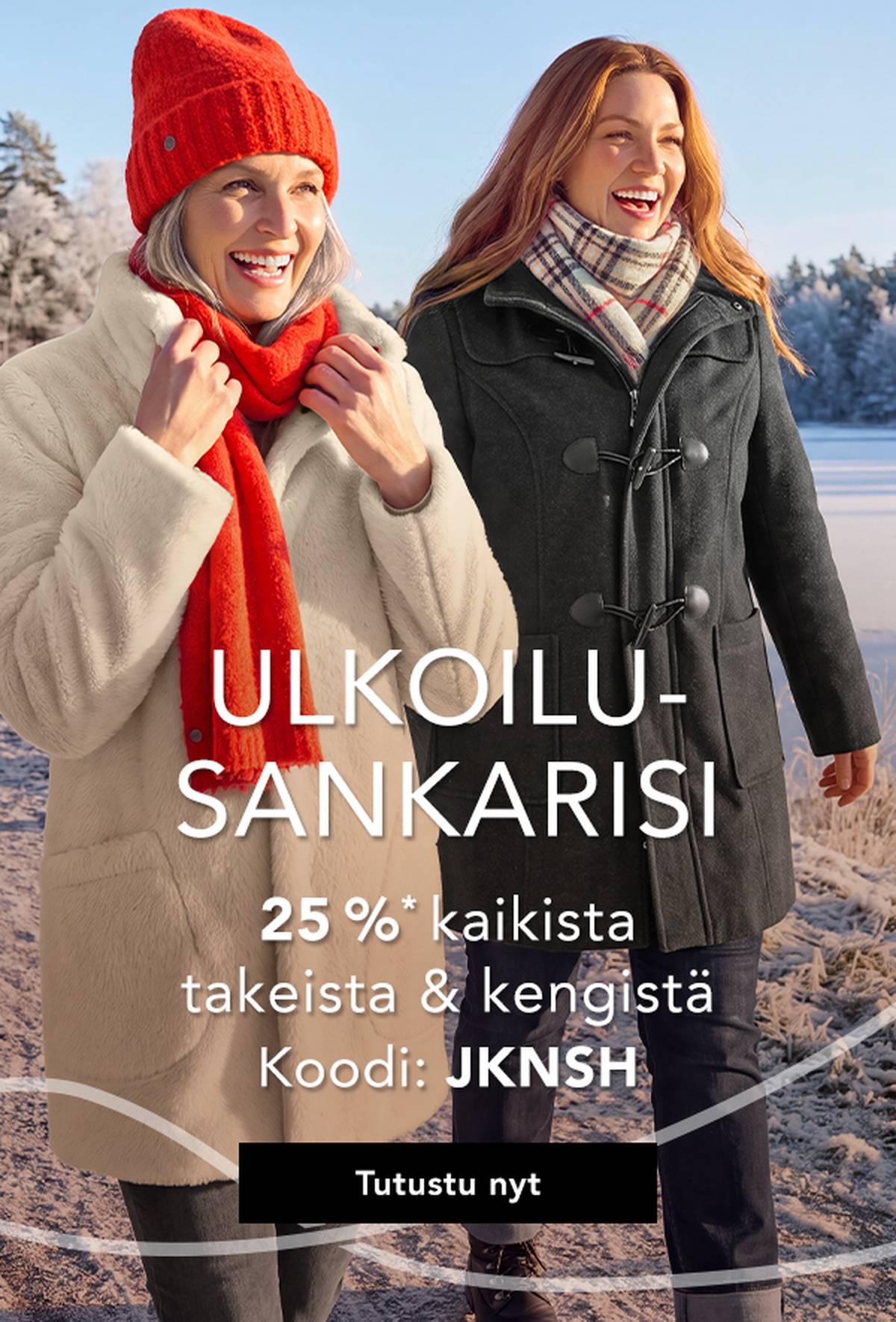 Kaksi talvivaatteisiin pukeutunutta naista nauttii aurinkoisesta talvipäivästä ulkona. Mainosteksti viittaa 20 prosentin alennuskampanjaan takkeihin ja kenkiin.