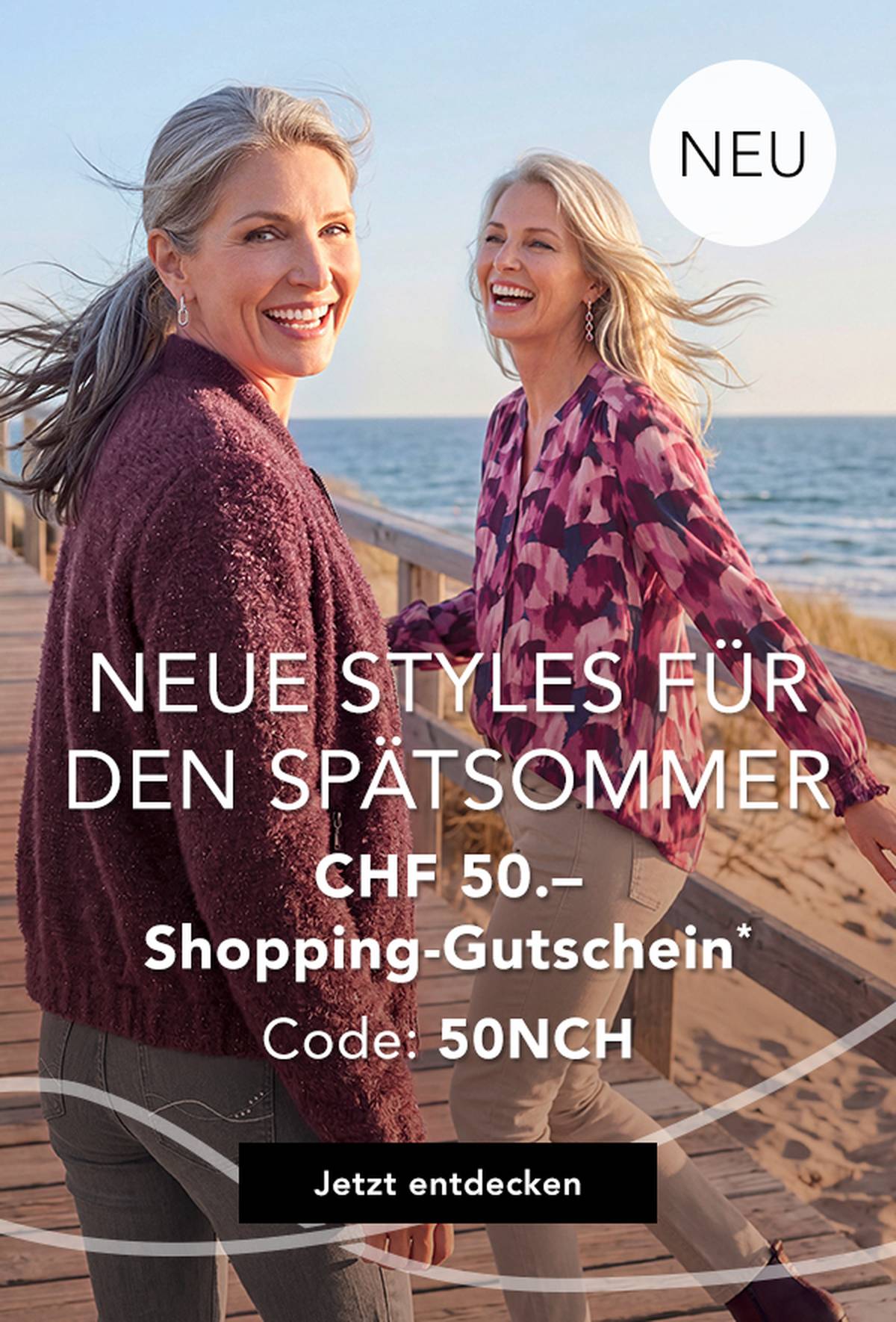 Lächelnde Frau in einem kuscheligen Pullover am Strand, dazu ein Text, der für einen Herbstausverkauf mit 20 % Rabatt beim Einsatz eines Aktionscodes wirbt.