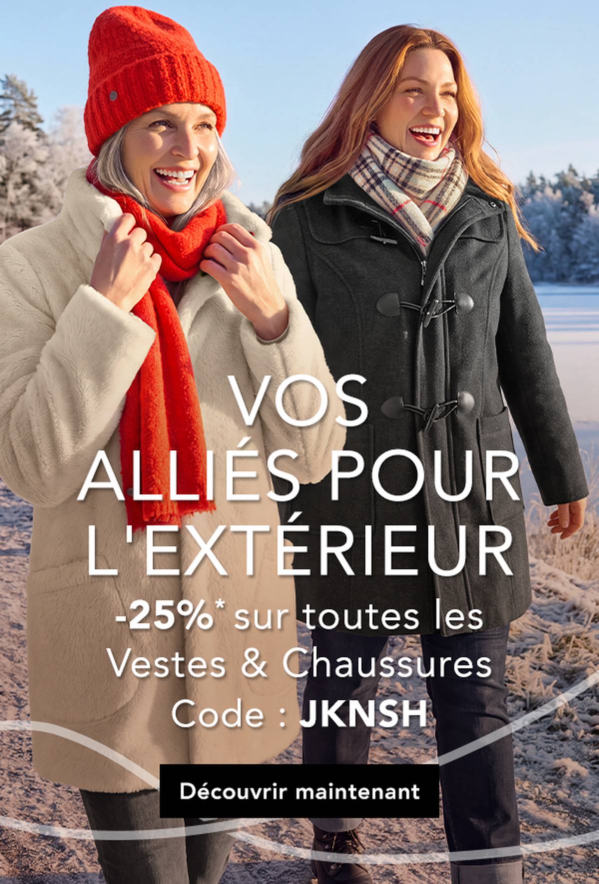 Deux femmes en tenue d'hiver profitent d'une journée d'hiver ensoleillée en plein air. Le texte publicitaire fait référence à une promotion offrant 20 % de réduction sur les vestes et les chaussures.