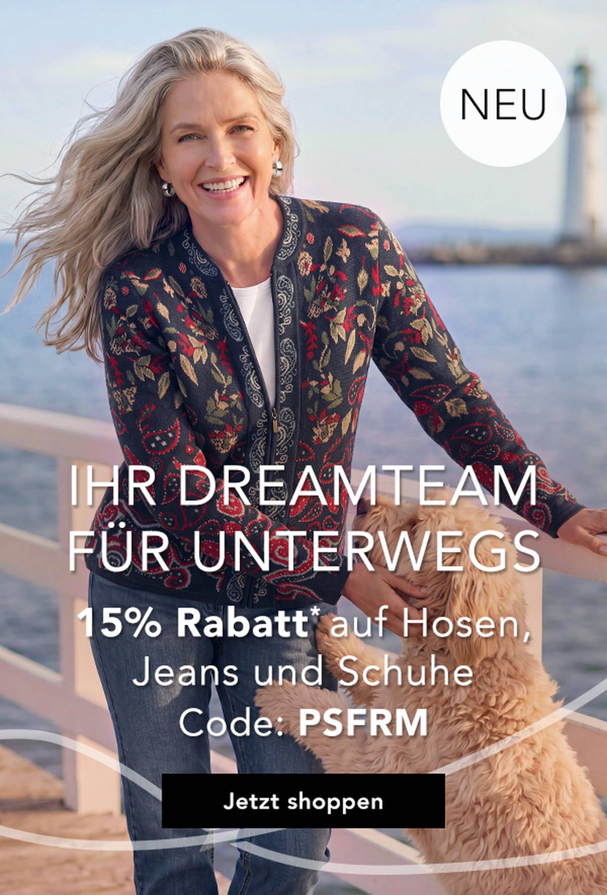 Eine Frau, die mit ihrem Hund auf einem Pier am Meer spazieren geht und lächelt. Der Text wirbt mit einem Rabatt von 15 % auf Hosen, Jeans und Schuhe bei Verwendung eines Aktionscodes.