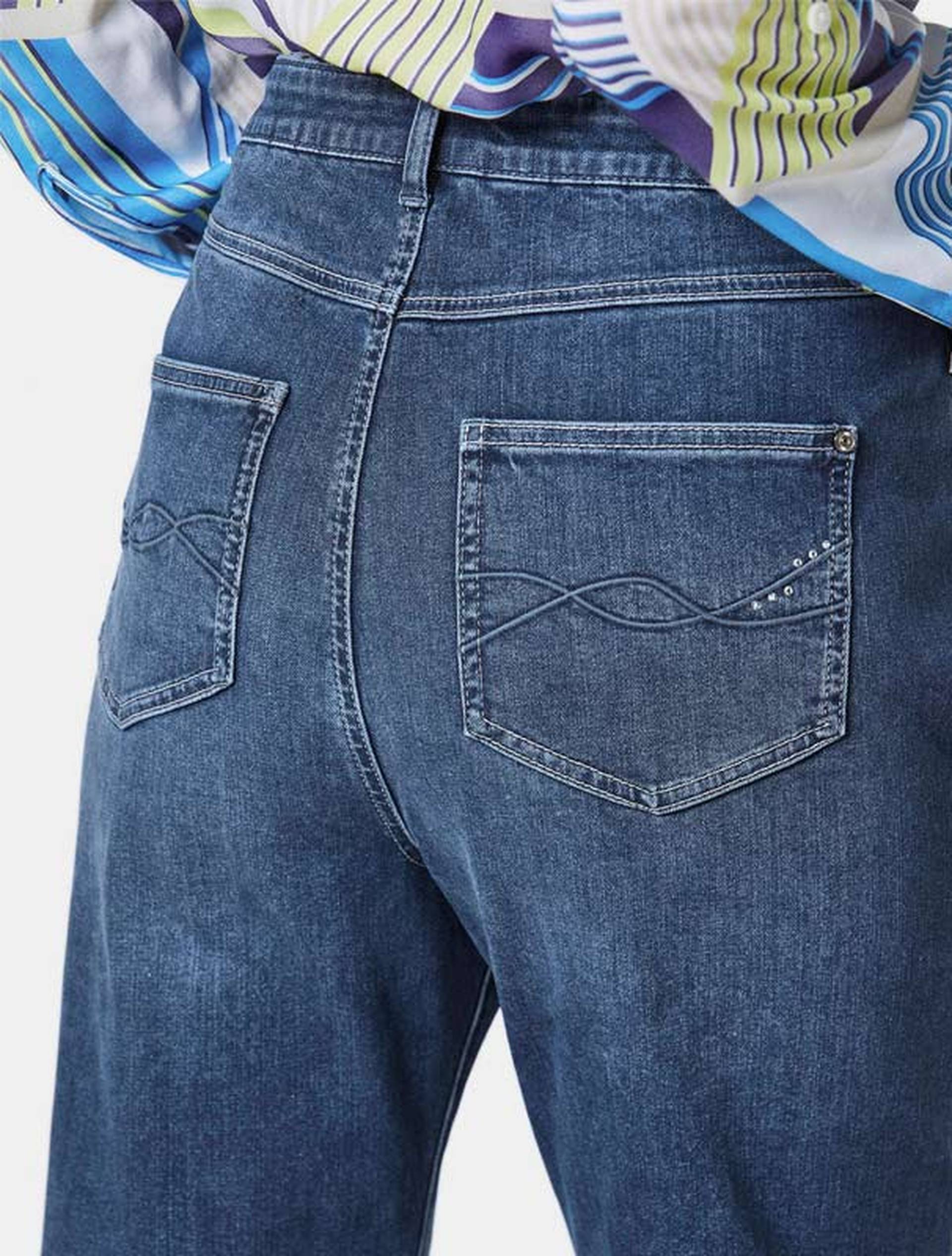 Wie sitzt eine Karottenhose? Abbildung vom Gesäß