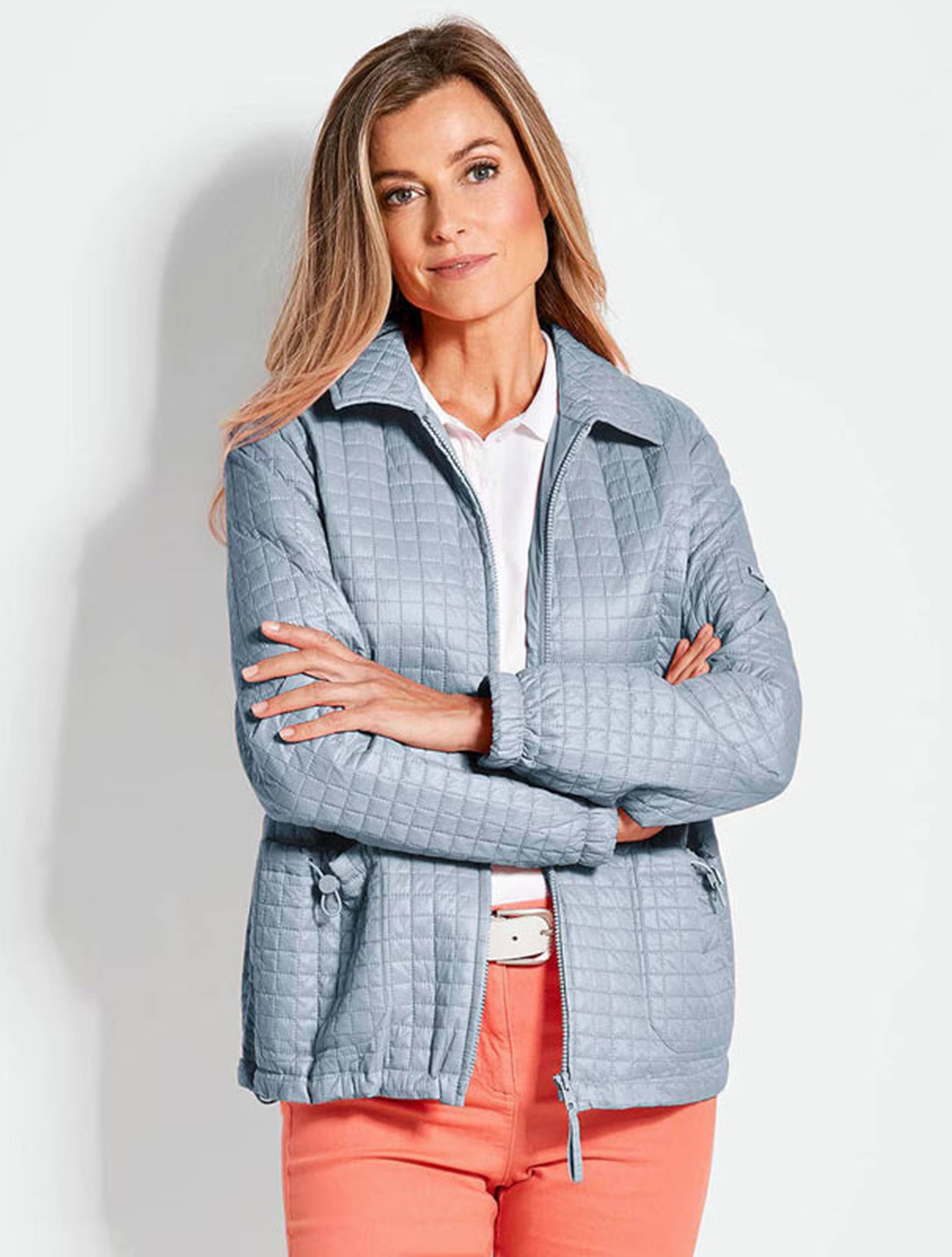 Was man unter einer Hemdjacke trägt. Frau mit hellblauer Hemdjacke / Overshirt mit weißen schlichten Shirt