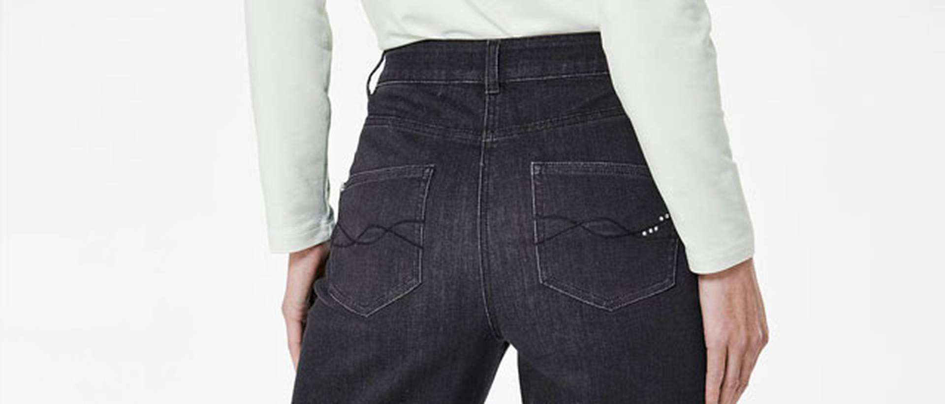 Po schlanker wirken lassen mit einer dunklen Jeans