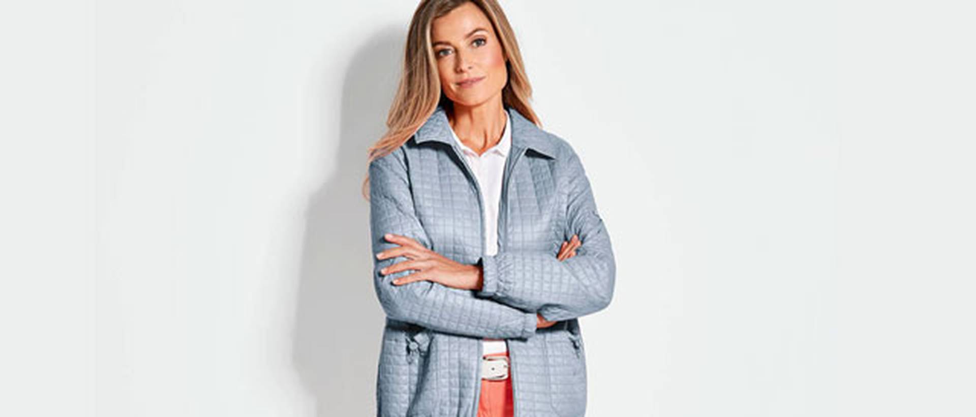 Was man unter einer Hemdjacke trägt. Frau mit hellblauer Hemdjacke / Overshirt mit weißen schlichten Shirt