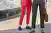 Deux femmes à la plage avec des pantalons à la mode