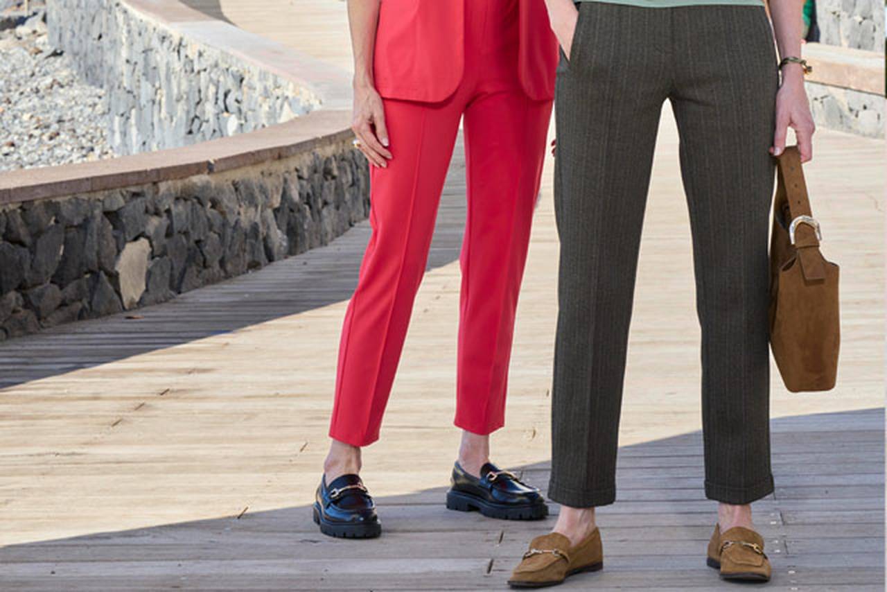 Deux femmes à la plage avec des pantalons à la mode
