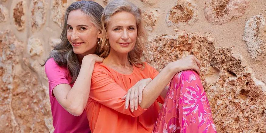 comment fonctionne le color blocking ? Des femmes dans une tenue dans les tons rose et orange