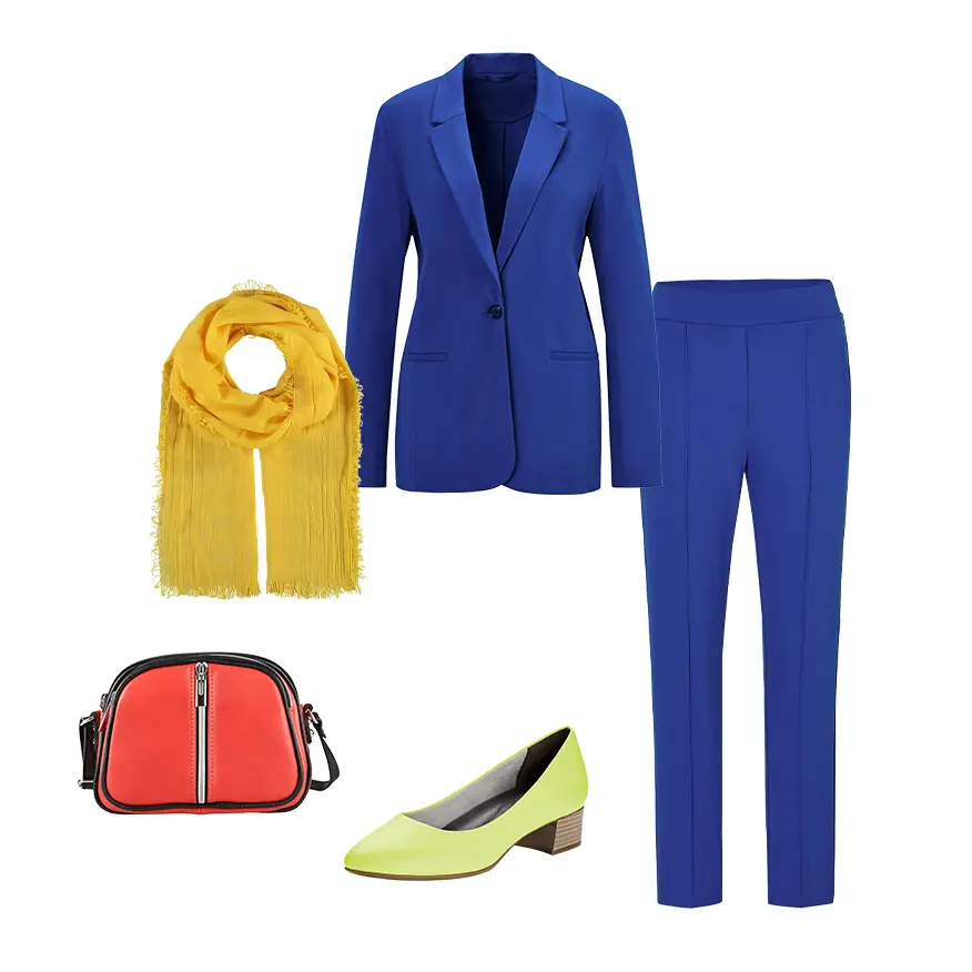 Color blocking avec accessoires : un tailleur-pantalon bleu royal avec une écharpe jaune, des ballerines jaunes et un sac à bandoulière rouge.