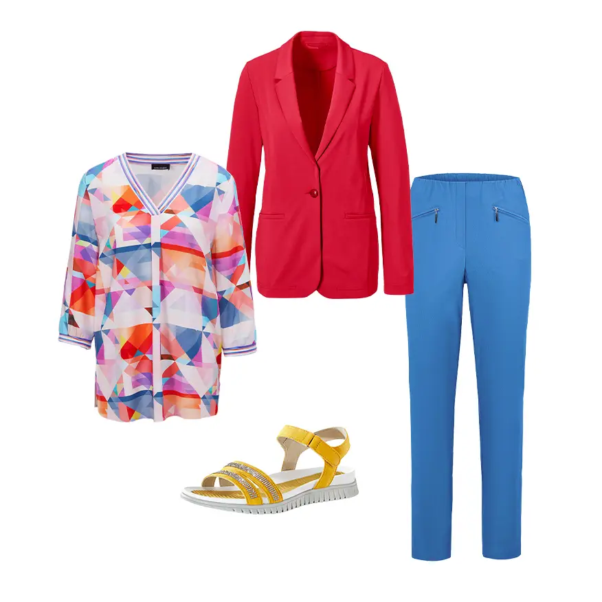 Color blocking avec de nombreuses couleurs différentes : tenue avec pantalon bleu, blazer rouge, chemisier coloré et sandales jaunes