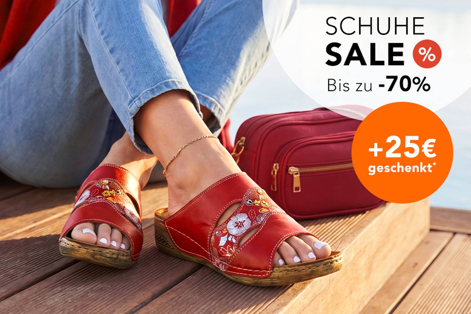  Eine Frau in roten Sandalen mit Blumenmuster sitzt neben einer roten Handtasche. Bildunterschrift: Schuhausverkauf mit bis zu 70 % Rabatt und zusätzlichen 20 % Rabatt.
