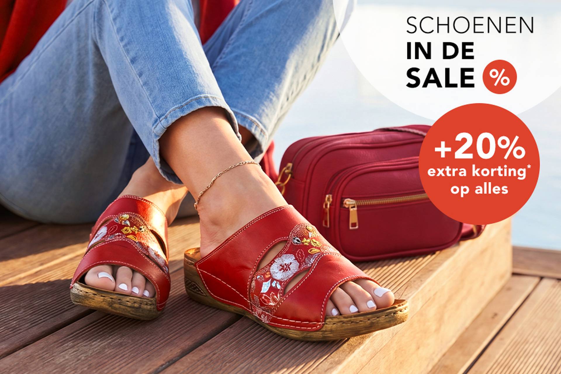  Vrouw met rode sandalen met bloemenprint, zittend naast een rode handtas. Tekst eroverheen: schoenenuitverkoop met kortingen tot 70% en nog eens 20% extra korting.