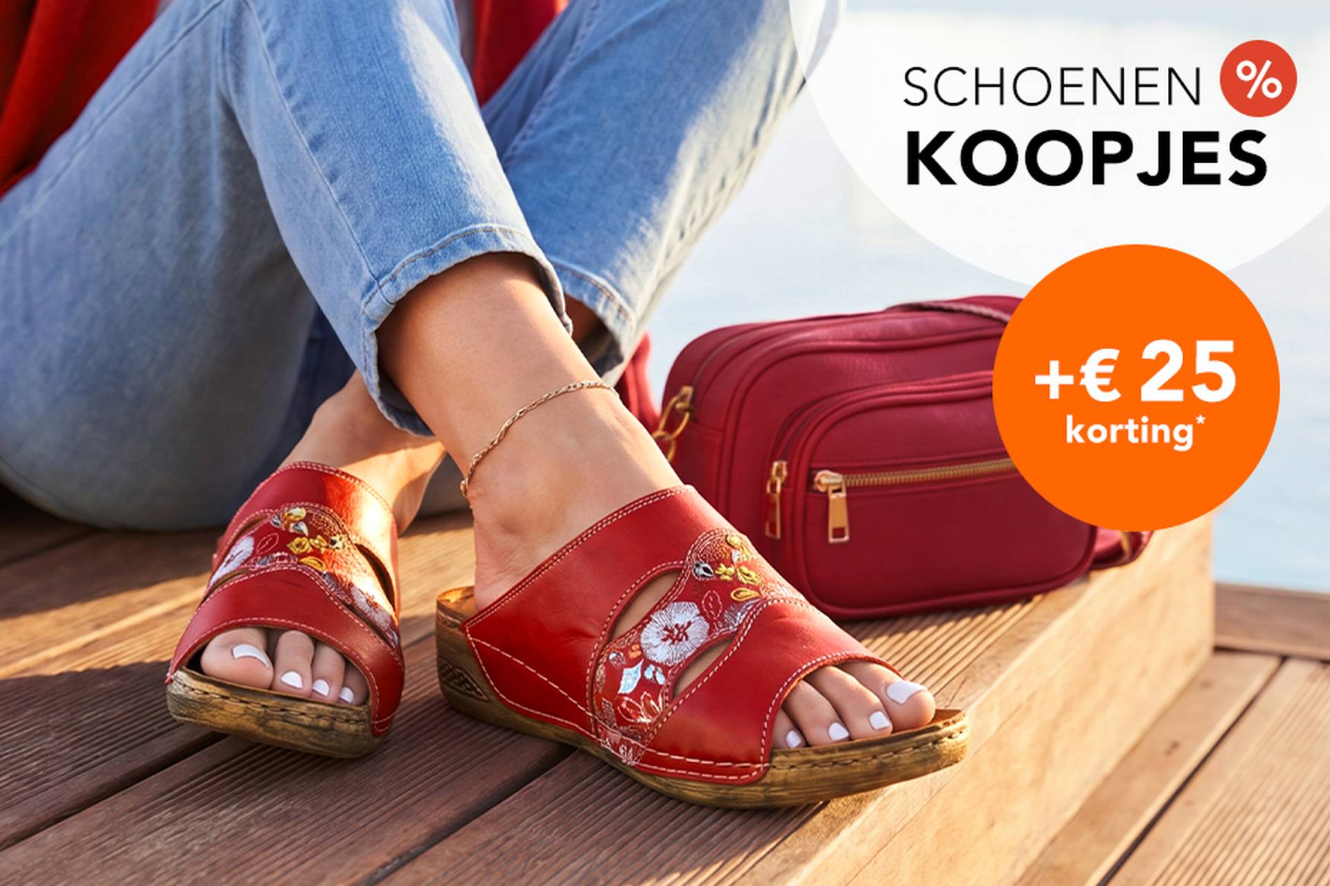 Vrouw met rode sandalen met bloemenprint, zittend naast een rode handtas. Tekst eroverheen: schoenenuitverkoop met kortingen tot 70% en nog eens 20% extra korting.