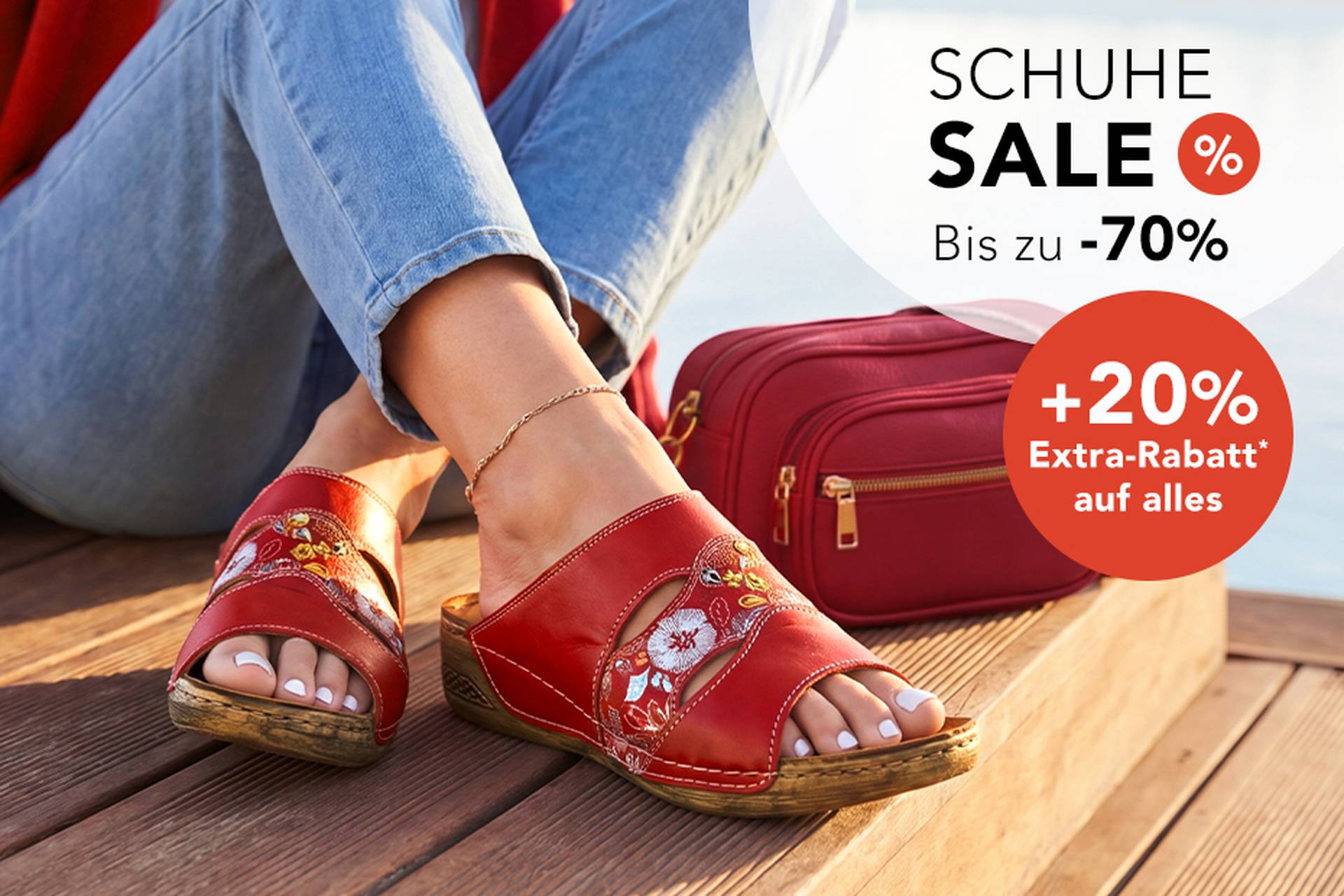  Eine Frau in roten Sandalen mit Blumenmuster sitzt neben einer roten Handtasche. Bildunterschrift: Schuhausverkauf mit bis zu 70 % Rabatt und zusätzlichen 20 % Rabatt.