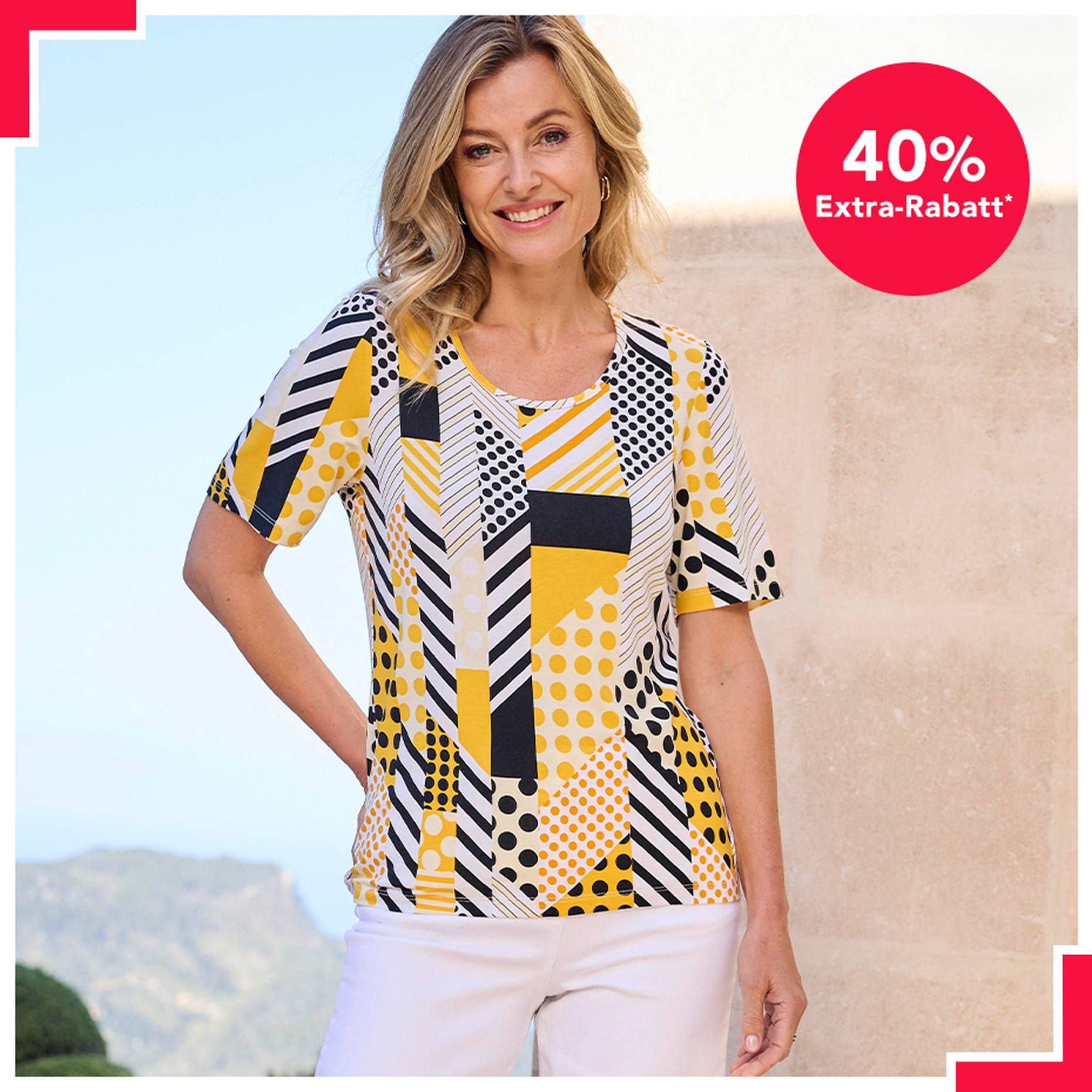 Lila Printshirt und weiße Hose – 50 % Rabatt bei atelier GOLDNER