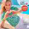  Femme souriante vêtue d'un t-shirt à motifs au bord d'une piscine, formant un cœur avec ses mains. Superposition d'une publicité promotionnelle indiquant les réductions.