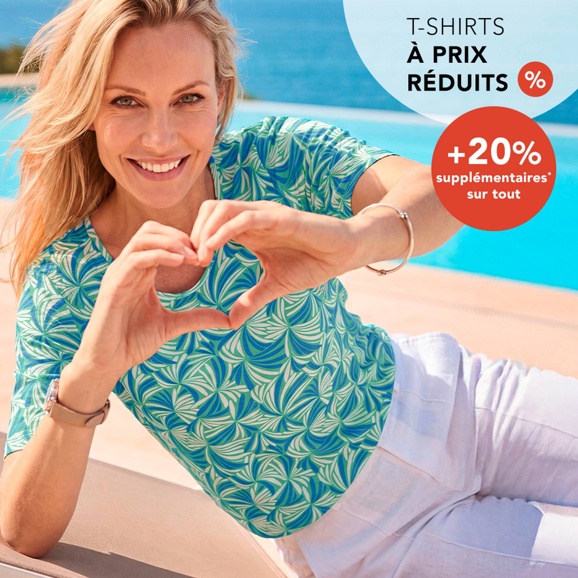  Femme souriante vêtue d'un t-shirt à motifs au bord d'une piscine, formant un cœur avec ses mains. Superposition d'une publicité promotionnelle indiquant les réductions.