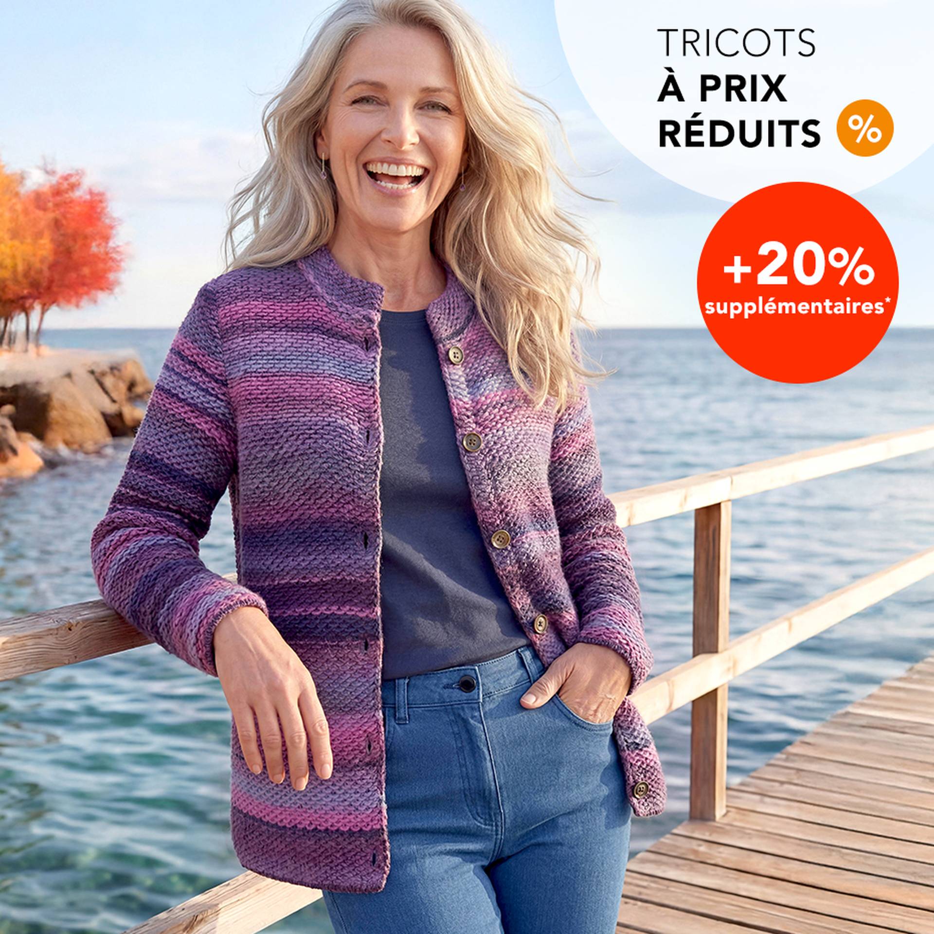 Une femme âgée, vêtue d'un gilet rayé violet, sourit sur une passerelle au bord de l'eau. Texte : « Soldes tricot + 20 % de réduction supplémentaire ».