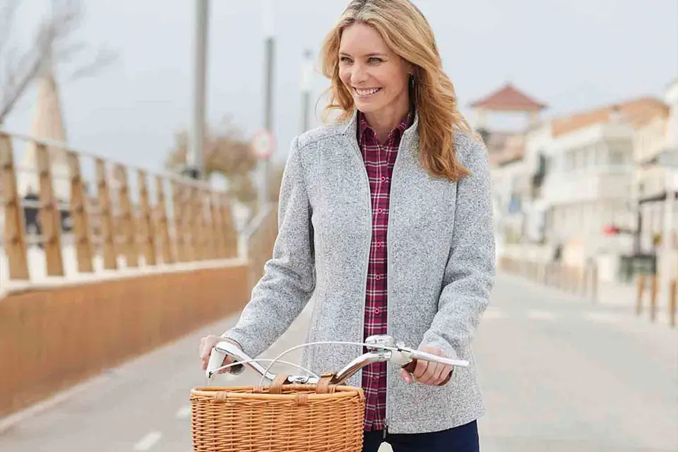 Femme faisant du vélo