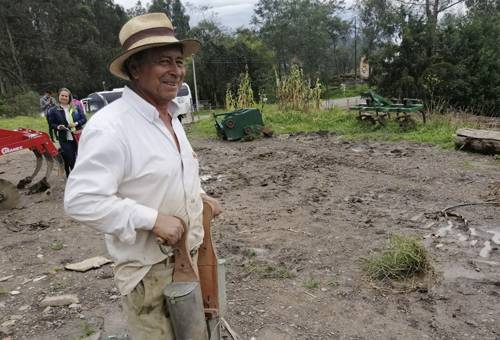 campesino beneficiado por la CAR