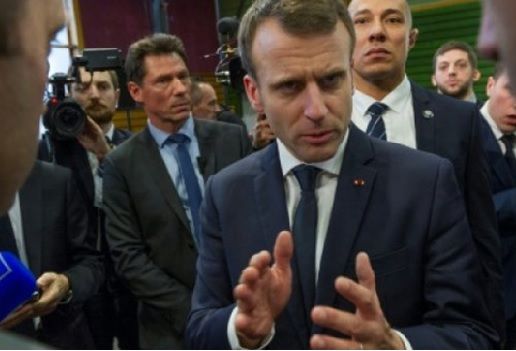 El presidente de Francia, Emmanuel Macron (C), habla con agricultores durante una visita para entregar sus deseos de Año Nuevo al sector agrícola, en Saint-Genes-Champanelle, en el centro de Francia, el 25 de enero de 2018. Foto: POOL/AFP UE, Argentina, TLC UE-Mercosur, TLC UE-Mercosur sigue pendiente, puntos de discusión, Macrón expone la lineas rojas del Acuerdo, CONtexto ganadero, ganadería Colombia, Noticias ganaderas Colombia