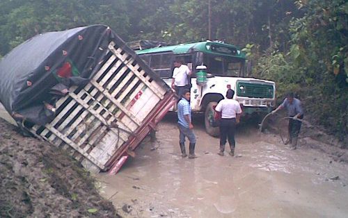 En Barbacoas, Nariño, los productores deben hacer toda clase de maniobras para poder movilizarse. Foto: CONtexto Ganadero. Vías terciarias de Nariño