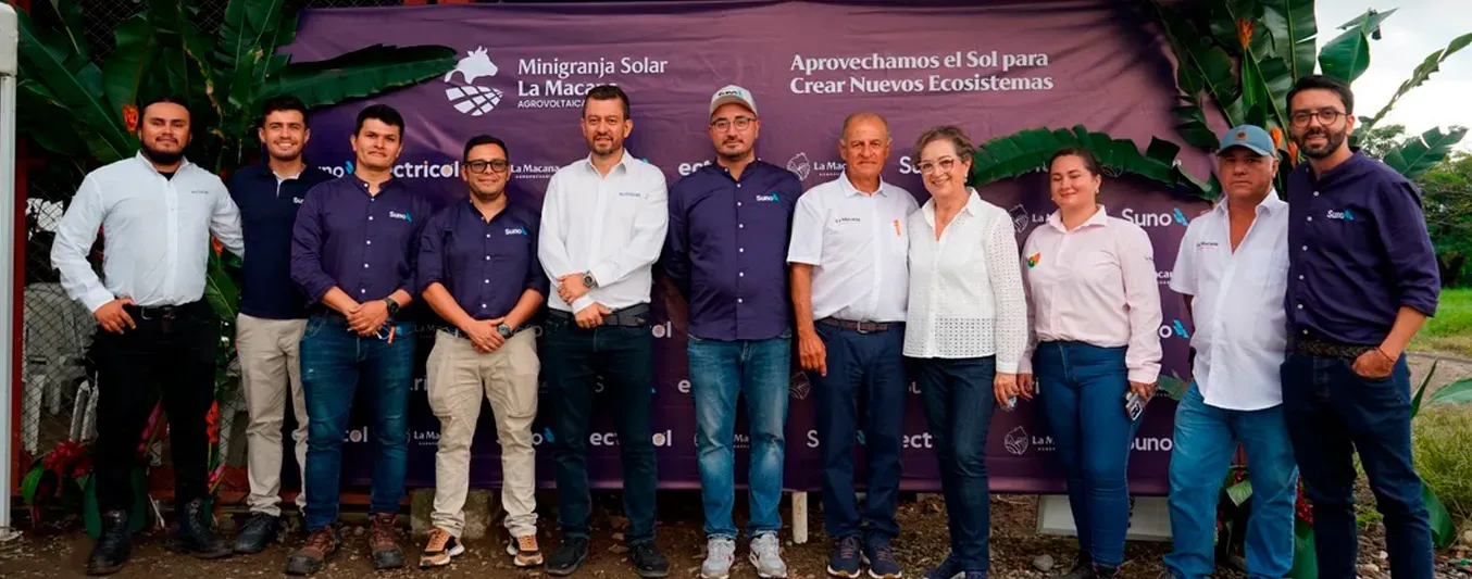 Paneles solares instalados sobre los potreros de la hacienda La Macana, en Armenia