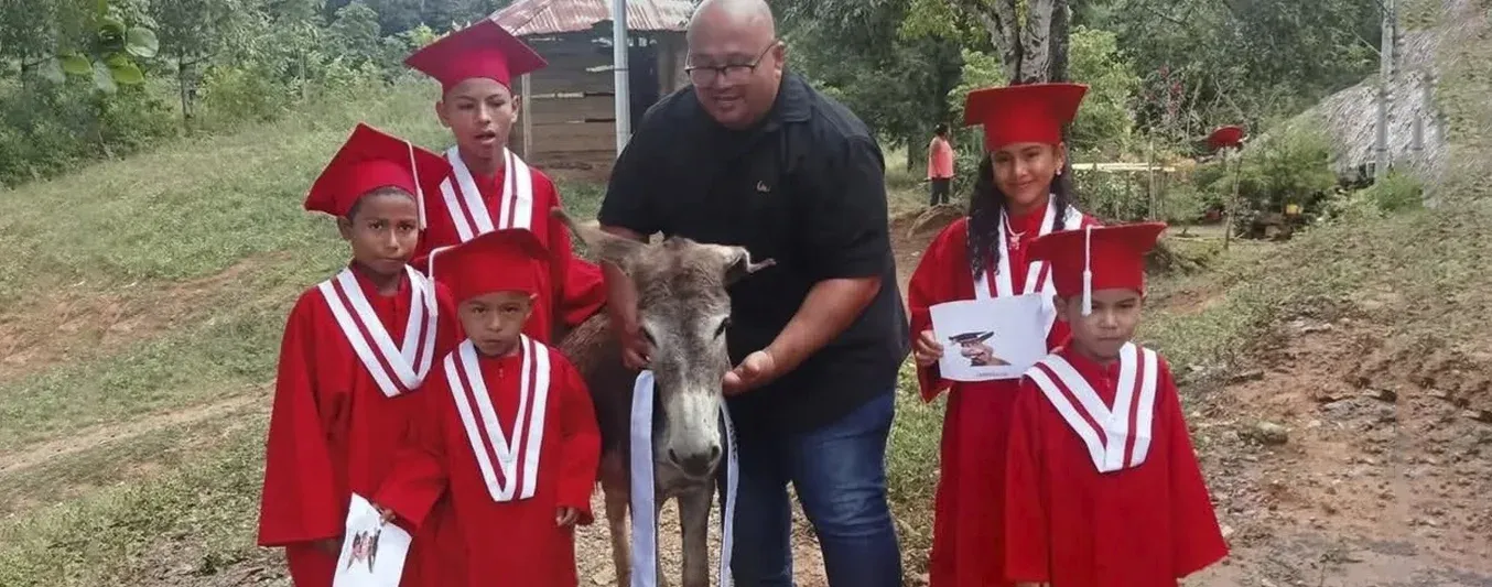 En Valencia, Córdoba, un burrito fue graduado como estudiante