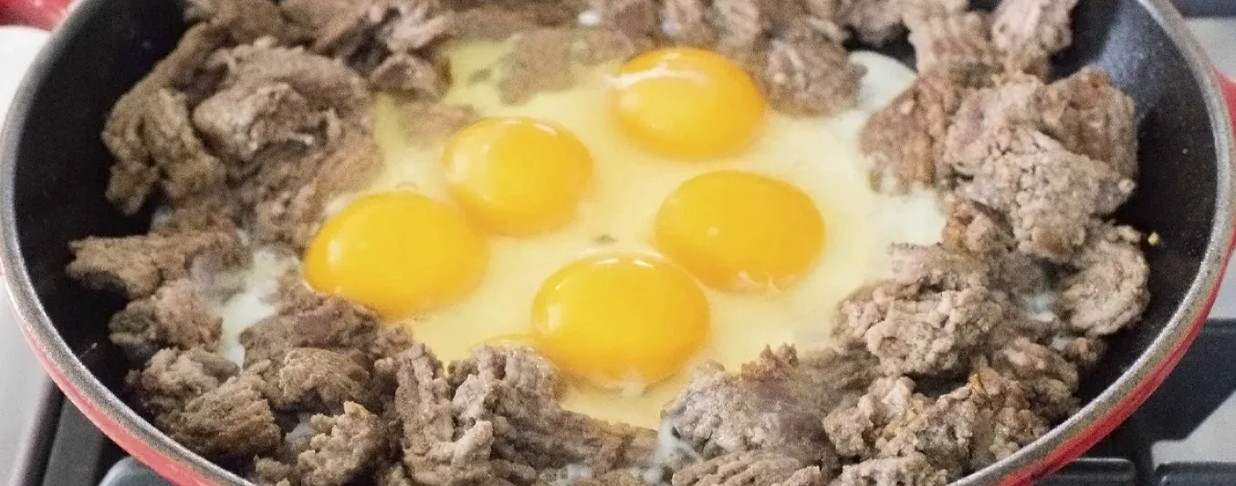 desayuno con carne roja diseñado para maximizar el desarrollo muscular