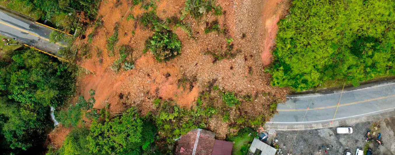 Derrumbe de gran magnitud mantiene cerrada la vía Medellín–Bogotá en San Luis